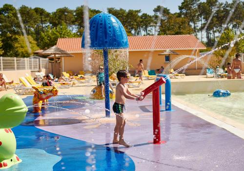 Jeux d'eau piscine du camping Les Oyats