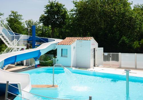 Toboggans et piscine au Domaine de Soulac