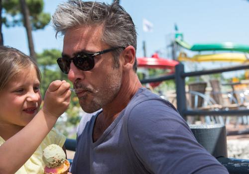 Manger une glace au camping Bonne Anse Plage