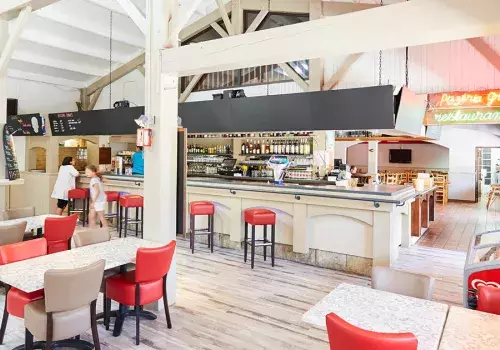 L'intérieur du restaurant au camping Le Bois Masson