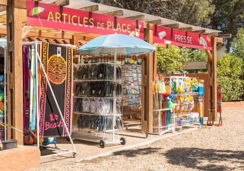 L'extérieur de l'épicerie du camping Mar Estang 