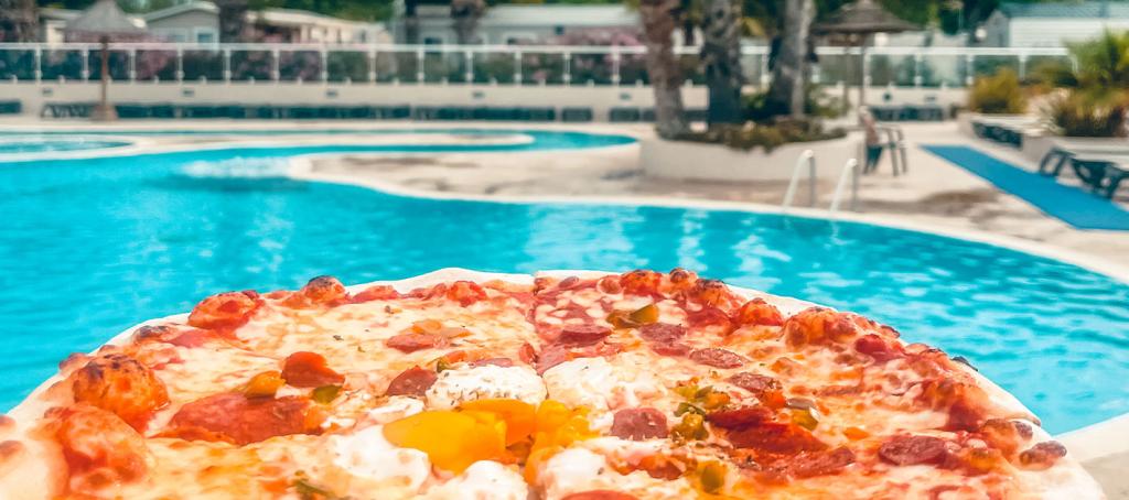 Snack au bord de la piscine au camping Le Marisol