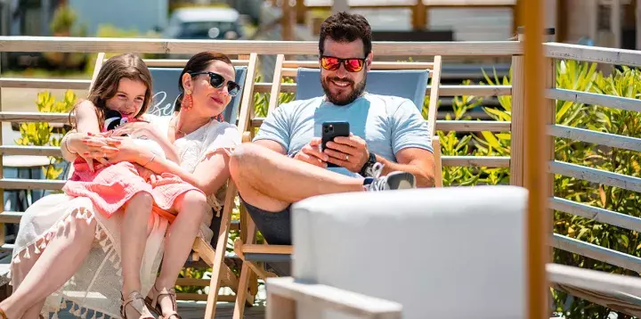 Famille sur des transats sur une terrasse de mobil home