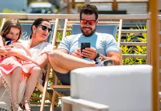 Famille sur des transats sur une terrasse de mobil home
